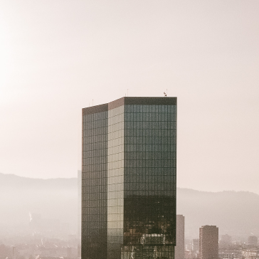 A very tall building in the middle of a city